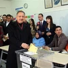 Ứng viên tranh cử Thị trưởng Ankara của đảng Công lý và Phát triển (AKP) cầm quyền Mehmet Ozhaseki (giữa) bỏ phiếu tại điểm bầu cử địa phương ở Ankara, ngày 31/3/2019. (Ảnh: THX/TTXVN)