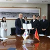 Lễ ký Biên bản ghi nhớ giữa Đại sứ quán Việt Nam tại Hàn Quốc và Trường Đại học Quốc gia Incheon. (Ảnh: Mạnh Hùng/TTXVN)