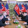 Tổng thống Mỹ Donald Trump (thứ 3, trái) và Chủ tịch Triều Tiên Kim Jong-un trong cuộc gặp tại Hội nghị thượng đỉnh Mỹ-Triều lần hai tại Hà Nội ngày 28/2/2019. (Ảnh: AFP/TTXVN)