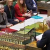 Thủ tướng Anh Theresa May (trái) và lãnh đạo Công đảng đối lập Jeremy Corbyn tại một phiên họp của Hạ viện. (Ảnh: AFP/TTXVN)