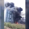[Video] Kho phế liệu cháy dữ dội khiến nhiều người hoảng loạn