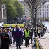 Người biểu tình "áo vàng" tập trung tại khu vực La Defense, phía tây Paris, Pháp, ngày 6/4/2019. (Ảnh: AFP/TTXVN)