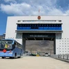Xe buýt du lịch đi qua cửa khẩu mới khai trương nối thành phố Cát An của Trung Quốc với Manpo của Triều Tiên, ngày 8/4/2019. (Ảnh: AFP/TTXVN)