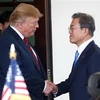 Tổng thống Mỹ Donald Trump (trái, phía trước) và người đồng cấp Hàn Quốc Moon Jae-in tại lễ đón ở Washington DC., ngày 11/4/2019. (Ảnh: THX/TTXVN)