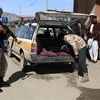 Binh sỹ Afghanistan kiểm tra tại một chốt kiểm soát an ninh tại Ghazni. (Ảnh: THX/TTXVN)