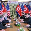 Tổng thống Mỹ Donald Trump (thứ 3, trái) và Chủ tịch Triều Tiên Kim Jong-un trong cuộc gặp tại Hội nghị thượng đỉnh Mỹ-Triều lần hai tại Hà Nội. (Ảnh: AFP/TTXVN)