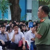 Các chuyên gia và đông đảo học sinh cùng tham gia trao đổi tại buổi tọa đàm “Bạo lực học đường, dâm ô trẻ em – chống được không?”. (Ảnh: Thu Hoài/TTXVN)