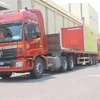 Đoàn xe chở lô hàng 5.000 tấn tôn Hoa Sen xuất khẩu đi Malaysia. (Ảnh: Quốc Dũng/TTXVN0