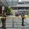 Lực lượng an ninh gác tại lối vào khách sạn Shangri-La ở thủ đô Colombo, Sri Lanka sau vụ tấn công ngày 21/4/2019. (Ảnh: AFP/TTXVN)