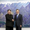 Tổng thống Hàn Quốc Moon Jae-in (phải) trong cuộc gặp thượng đỉnh lịch sử với Nhà lãnh đạo Triều Tiên Kim Jong-un tại Panmunjom ngày 27/4/2018. (Ảnh: Yonhap/TTXVN)