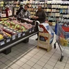 Người dân mua sắm tại một siêu thị ở Trebes, Pháp. (Ảnh: AFP/TTXVN)