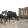 Trẻ em chơi dưới sân một khu chung cư. (Ảnh: Thanh Vũ/TTXVN)