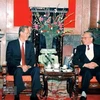 Chủ tịch nước Lê Đức Anh tiếp Thủ tướng Singapore Goh Chok Tong sang thăm Việt Nam, sáng 3/3/1994, tại Hà Nội. (Ảnh: Minh Ðạo/TTXVN)