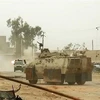 Giao tranh giữa lực lượng trung thành với Tướng Khalifa Haftar và binh sỹ quân đội Chính phủ Đoàn kết dân tộc Libya (GNA) tại khu vực ngoại ô Tripoli ngày 24/4. (Ảnh: AFP/TTXVN)