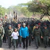 Tổng thống Nicolas Maduro (giữa) trong chuyến thị sát cuộc diễn tập của Lực lượng vũ trang quốc gia Bolivar (FANB) tại thành phố El Pao, Venezuela, ngày 4/5. (Ảnh: AFP/TTXVN)