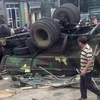 Tránh ôtô phía trước, xe tải quân sự chở 30 chiến sỹ bị lật