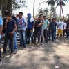 Người di cư thuộc các quốc gia vùng Trung Mỹ chờ nhận lương thực cứu trợ tại Matias Romero, bang Oaxaca, Mexico . (Nguồn: AFP/TTXVN)