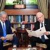 Tổng thống Reuven Rivlin (phải) và Thủ tướng Benjamin Netanyahu. (Nguồn: timesofisrael.com)