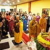 Nghi lễ trong Đại lễ Phật đản tại Trung tâm Văn hóa Phật giáo chùa Most. (Ảnh: Hồng Kỳ/Vietnam+)