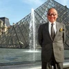 Ông Ieoh Ming Pei bên công trình tòa kim tự tháp bằng kính trong suốt ở lối vào bảo tàng Louvre. (Nguồn: AFP)