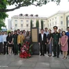 Đại sứ Tào Thị Thanh Hương (áo vàng) cùng đại diện các cơ quan và cộng đồng người Việt tại Singapore dâng hoa tưởng niệm 129 năm ngày sinh Hồ Chủ Tịch, chiều 19/5. (Ảnh: PV/Vietnam+)