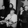 Ngày 1/1/1960, Chủ tịch Hồ Chí Minh ký‎ Sắc lệnh số 1, công bố Hiến pháp mới năm 1959 - Hiến pháp xã hội chủ nghĩa đầu tiên ở Việt Nam. (Ảnh: Tư liệu TTXVN)