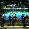 Tiết mục ''Tiếng hát giữa rừng Pác Bó'' tại chương trình nghệ thuật đặc biệt kỷ niệm Ngày sinh Chủ tịch Hồ Chí Minh (19/5) và Ngày Bác Hồ ra đi tìm đường cứu nước (5/6). (Ảnh: Thanh Vũ/TTXVN)