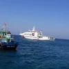 Vùng Cảnh sát biển 2 luôn đồng hành với ngư dân đảo Lý Sơn (Quảng Ngãi). (Ảnh: Trần Tĩnh/TTXVN)