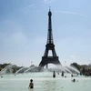 [Video] Một người đàn ông tìm cách trèo lên tháp Eiffel