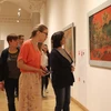 Công chúng yêu nghệ thuật Nga làm quen với tranh sơn mài Việt Nam. (Ảnh: Dương Trí/TTXVN)