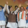 Thủ tướng Ấn Độ Narendra Modi (giữa) và cựu Thủ hiến bang Punjab Parkash Singh Badal (trái) và Chủ tịch Đảng BJP Shwait Malik (thứ 2, phải) tại lễ mít tinh của BJP ở Hoshiarpur ngày 10/5/2019. 9Ảnh: AFP/TTXVN)