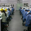 Hoạt động sản xuất sản phẩm linh kiện điện tử tại Công ty Trách nhiệm hữu hạn TPR Việt Nam tại khu công nghiệp Vsip 2 Bình Dương. (Ảnh: Hải Âu/TTXVN)