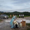 Lực lượng chức năng tỉnh Quảng Bình cắm chốt kiểm dịch tại địa bàn xã Xuân Hóa. (Ảnh: Văn Tý/TTXVN)