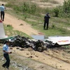 Một phần xác máy bay rơi, có dấu hiệu bị cháy. (Ảnh: Phan Sáu, Tiên Minh/TTXVN)