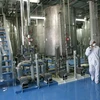 Kỹ thuật viên làm việc trong cơ sở làm giàu urani Isfahan, cách thủ đô Tehran của Iran 420km về phía Nam. (Ảnh: AFP/TTXVN)