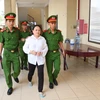 Bị cáo Trần Thị Lệ Thu (53 tuổi, hộ khẩu thường trú tại huyện Phú Giáo, Bình Dương) đang được dẫn ra hầu tòa. (Ảnh: Huyền Trang/TTXVN)