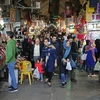 Người dân Iran mua sắm hang hóa tại thủ đô Tehran. (Ảnh: AFP/TTXVN)