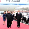 Chủ tịch Trung Quốc Tập Cận Bình (phải) và nhà lãnh đạo Triều Tiên Kim Jong-un (trái) tại lễ đón ở Bình Nhưỡng ngày 20/6. (Ảnh: THX/TTXVN)