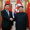 Chủ tịch Trung Quốc Tập Cận Bình (trái) và nhà lãnh đạo Triều Tiên Kim Jong-un trong cuộc gặp thượng đỉnh ở Bình Nhưỡng ngày 20/6/2019. (Ảnh: Yonhap/TTXVN)