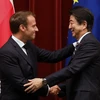 Thủ tướng Nhật Bản Shinzo Abe (phải) và Tổng thống Pháp Emmanuel Macron trong cuộc họp báo chung tại Tokyo ngày 26/6/2019. (Ảnh: AFP/TTXVN)