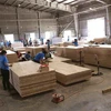 Sản xuất ván gỗ xuất khẩu từ nguyên liệu rừng trồng cây gỗ lớn tại nhà máy của Công ty Cổ phần Trường Phát (Tập đoàn Công nghiệp Cao su Việt Nam) trong khu công nghiệp Phước Hòa, huyện Phú Giáo (Bình Dương). (Ảnh: Vũ Sinh/TTXVN)