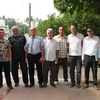 Đại sứ Phạm Quốc Trụ (thứ 2, từ trái sang) chụp ảnh lưu niệm cùng lãnh đạo Liên đoàn Võ cổ truyền Việt Nam tại Algeria. (Ảnh: Tấn Đạt/TTXVN)