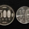 Đồng tiền xu mới mệnh giá 500 yen (trái) và 100 yen (phải) với dòng chữ ''Lệnh Hòa nguyên niên''. (Ảnh: Kyodo/TTXVN)
