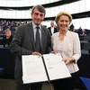 Chủ tịch Nghị viện châu Âu David-Maria Sassoli (trái) chúc mừng tân Chủ tịch Ủy ban châu Âu (EC) Ursula von der Leyen (phải) vừa đắc cử tại trụ sở Nghị viện châu Âu ở Strasbourg, Pháp ngày 16/7/2019. (Ảnh: AFP/TTXVN)