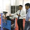 Các công ty trình diễn thiết bị, máy móc tự động hóa tại MTA Vietnam 2019. (Ảnh: Mỹ Phương/TTXVN)
