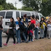 Người di cư Trung Mỹ sau khi được thả khỏi một trung tâm tâm giam giữ ở McAllen, bang Texas, Mỹ ngày 12/6/2019. (Ảnh: AFP/TTXVN)