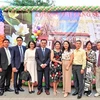 Đại sứ Nguyễn Anh Tuấn (thứ 5 từ trái qua) chụp ảnh lưu niệm với Ban quản trị Khu đô thị Làng Sen. (Ảnh: Dương Trí/TTXVN)