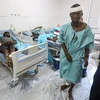 Nạn nhân bị thương sau một vụ không kích được điều trị tại bệnh viện ở Tripoli, Libya. (Ảnh: AFP/TTXVN)