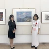 Vũ Nguyễn Hương Nhi bên bức tranh "Biển Đêm" trưng bày tại Bảo tàng Mỹ thuật quốc gia Nhật Bản..(Ảnh: Thành Hữu/TTXVN)