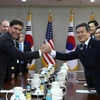 Bộ trưởng Quốc phòng Mỹ Mark Esper hội đàm với người đồng cấp Hàn Quốc Jeong Kyeong-doo. (Nguồn: Reuters)